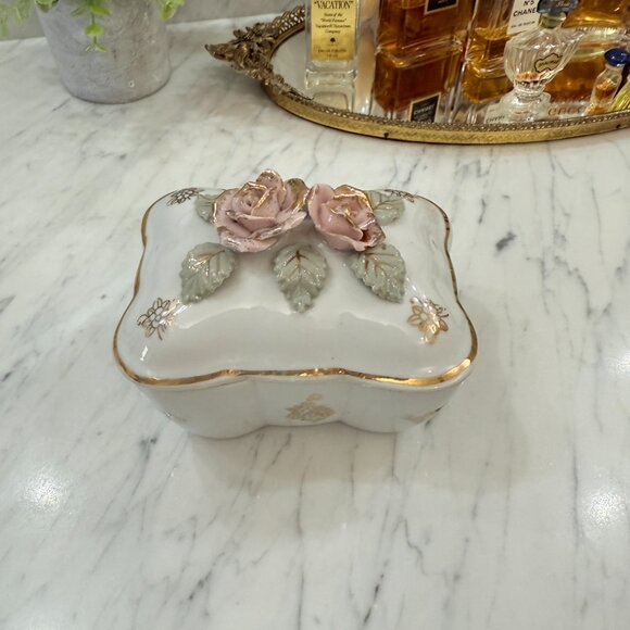 Vintage Lipper Mann (L&M) Bond Ware Trinket Box, Porcelain with Roses &Gold - Picture 16 of 17